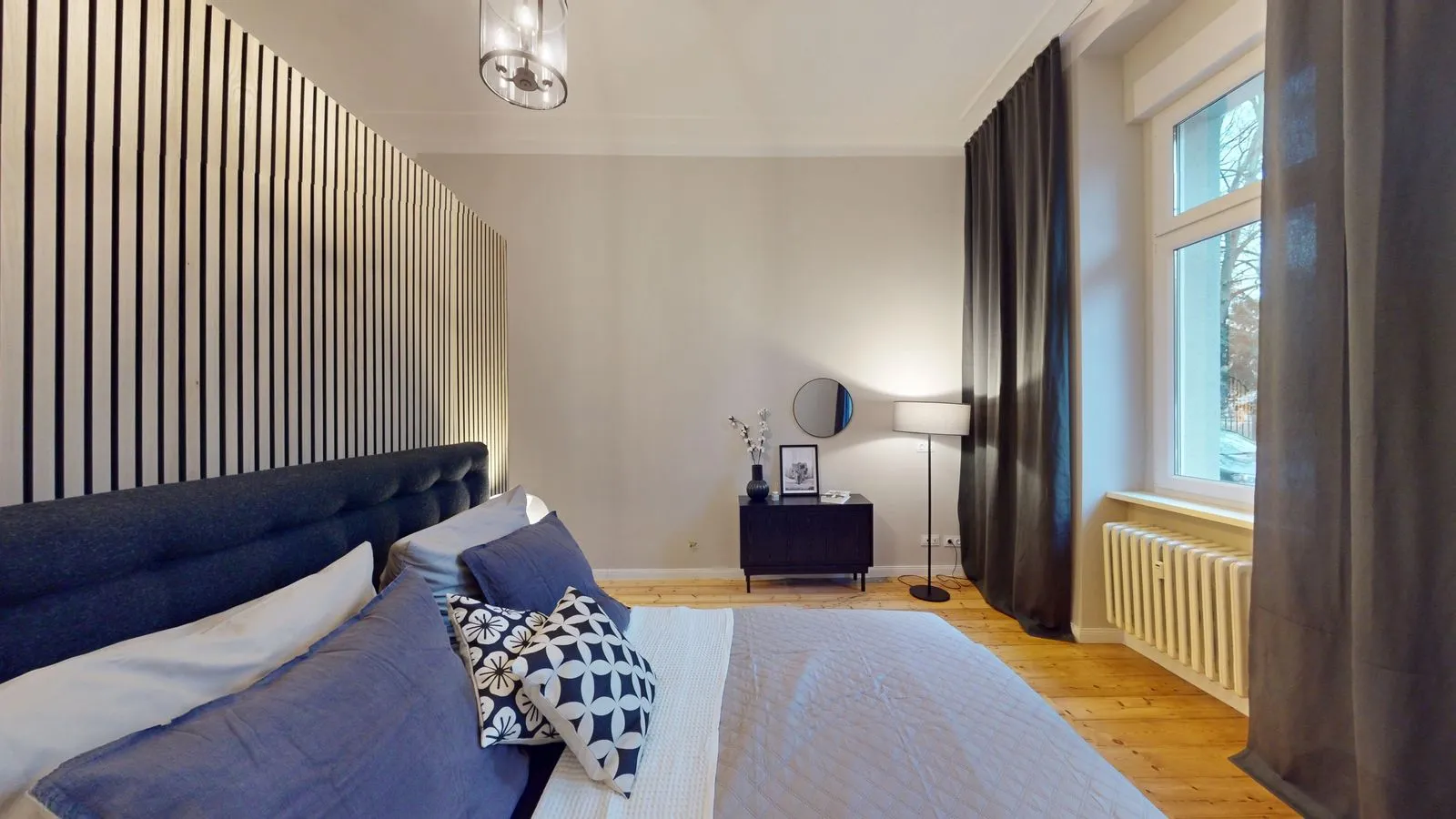 Schlafzimmer einer Altbauwohnung in Berlin